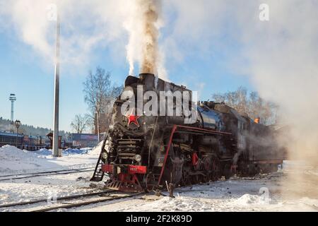 SORTAVALA, RUSSLAND - 10. MÄRZ 2021: Dampflokomotive LV-0522 (Baujahr 1956) am Bahnhof Sortavala wird betriebsbereit Stockfoto