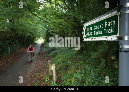 Wegweiser auf dem Tarka Trail Wanderweg und Radweg auf dem South West Coast Path in Fremington, Devon, Großbritannien. Stockfoto