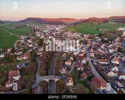 Luftaufnahme von Common Swiss Village, Kanton Bern, Schweiz, Europa, Herbstbäume und Bergpanorama Stockfoto