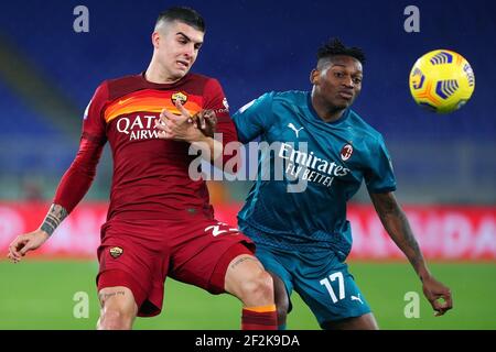 Gianluca Mancini von Roma (L) vies für den Ball mit Rafael Leao von Mailand (R) während der italienischen Meisterschaft Serie EIN Fußballspiel zwischen AS Roma und AC Mailand am 28. Februar 2021 im Stadio Olimpico in Rom, Italien - Foto Federico Proietti / DPPI Stockfoto