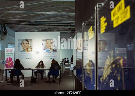 Mailand, Italien. März 2021, 10th. Frauen sahen das Ausfüllen von Formularen im Eingang des Museums. Das Nationalmuseum für Wissenschaft und Technologie Leonardo Da Vinci von Mailand, das als das größte Museum für Wissenschaft und Technologie in Italien gilt, veranstaltet in Zusammenarbeit mit Ospedale San Giuseppe (MultiMedica Group) die Anti-Covid-19-Immunisierungskampagne. Fast 500 Impfstoffe, hauptsächlich AstraZeneca-Typologie, werden in der ersten Woche täglich mit Lehrern und Schulpersonal an lokale Bürger verteilt. (Foto von Valeria Ferraro/SOPA Images/Sipa USA) Quelle: SIPA USA/Alamy Live News Stockfoto