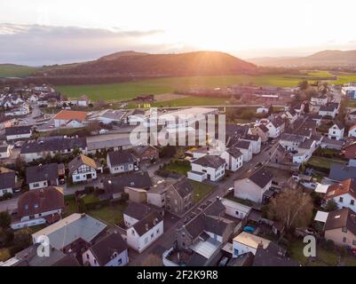 Luftaufnahme von Common Swiss Village, Kanton Bern, Schweiz, Europa, Herbstbäume und Bergpanorama Stockfoto