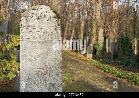 Berlin, jüdischer Friedhof Berlin Weissensee, größter erhaltener jüdischer Friedhof in Europa, Wegweiser Stockfoto