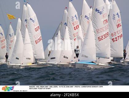 SEGELN - KIEL WOCHE 2007 - KIEL (GER) - 16. BIS 24. JUNI 2007 - FOTO : CHRISTOPHE SORENTI / DPPI 420 KLASSE / FLOTTE AM START Stockfoto