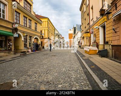 Sandomierz, Polen - 17. Februar 2020: Historische Mietshäuser und das prächtige Opatowska-Tor von Sandomierz, eines der ältesten und historisch Stockfoto