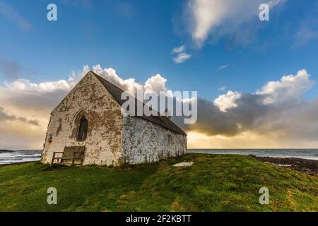 St. Cwyfan's 'Church in the Sea' in Porth Cwyfan in Anglesey, Wales Stockfoto