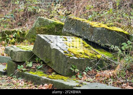 Berlin, jüdischer Friedhof Berlin Weissensee, zerstörte und moosige Grabsteine Stockfoto