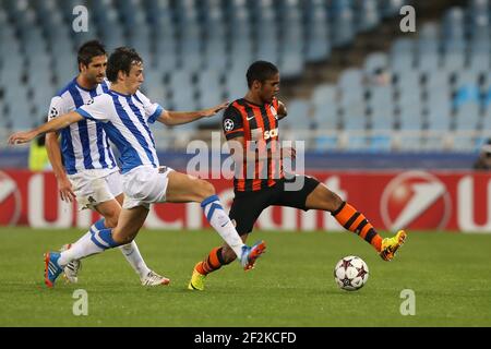 Fußball - UEFA Champions League 2013/2014 - Gruppenphase - Gruppe A - Real Sociedad / Shakhtar Donetsk am 17. September 2013 in San Sebastian , Spanien - Foto Manuel Blondau / AOP PRESS / DPPI - Fernando von Shakhtar Donezk duelliert mit Ruben Pardo von Real Sociedad um den Ball Stockfoto