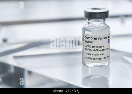 Montreal, CA - 11. März 2021: Fläschchen mit AstraZeneca Covid-19-Impfstoff Stockfoto