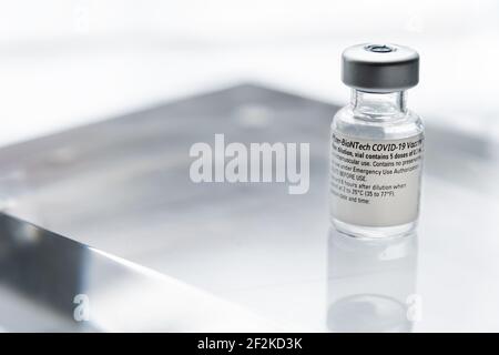 Montreal, CA - 2. März 2021: Fläschchen mit Pfizer BioNTech Covid-19-Impfstoff Stockfoto
