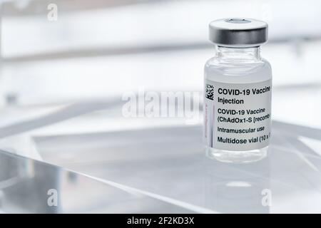 Montreal, CA - 11. März 2021: Fläschchen mit AstraZeneca Covid-19-Impfstoff Stockfoto