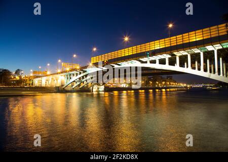 Moskwa Fluss, Andrejewski Brücke im Licht der Nacht farbigen Lichtern. Moskau, Russland Stockfoto