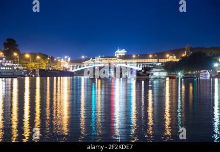 Moskwa Fluss, Andrejewski Brücke im Licht der Nacht farbigen Lichtern. Moskau, Russland Stockfoto