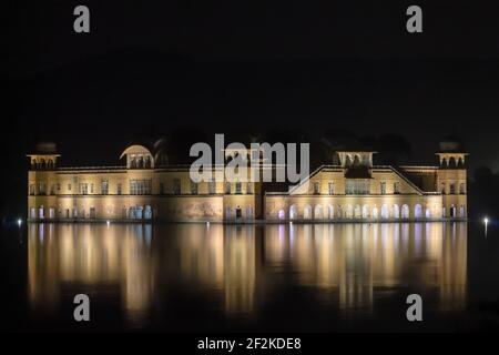 Nachtansicht Von Jal Mahal In Der Mitte Des Man Sagar Lake Stockfoto