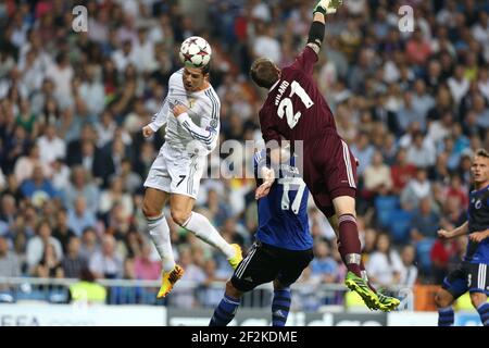 Fußball - UEFA Champions League 2013/2014 - Gruppenphase - Gruppe B - Real Madrid gegen FC Kopenhagen am 2. Oktober 2013 in Madrid , Spanien - Foto Manuel Blondau / AOP PRESS / DPPI - Cristiano Ronaldo Real Madrid springt, um den Ball zu führen und ein Tor unter dem Druck von Johan Wiland vom FC Kopenhagen zu schießen Stockfoto