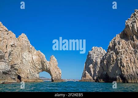 Naturbogen von Cabo San Lucas / El Arco, wo der Golf von Kalifornien auf der Halbinsel Baja California Sur, Mexiko, den Pazifik trifft Stockfoto