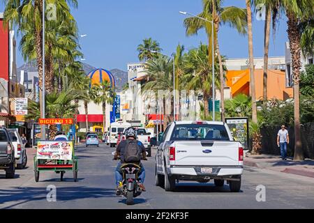 Streetscene in der Hauptstraße der Stadt Cabo San Lucas auf der Halbinsel Baja California Sur, Mexiko Stockfoto