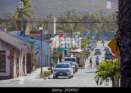 Touristen in der Hauptstraße des Küstendorfes Todos Santos auf der Halbinsel Baja California Sur, Mexiko Stockfoto