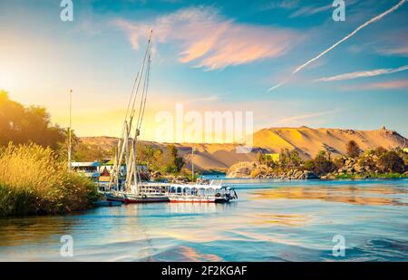 Segelboote auf dem Nil in Assuan bei Sonnenuntergang, Ägypten Stockfoto