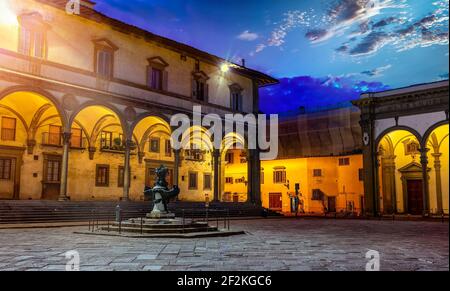 Piazza della Santissima Annunziata und Statue von Ferdinando ich de Medici in Florenz Stockfoto