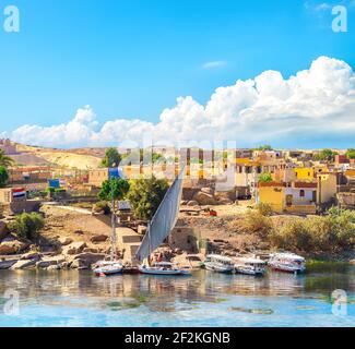 Treppe zu vermoorten Booten auf dem Nil in Assuan, Ägypten Stockfoto