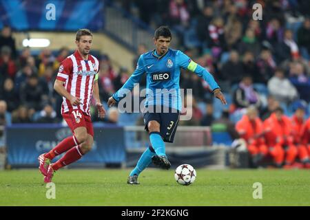 Fußball - UEFA Champions League 2013/2014 - Gruppenphase - Gruppe G - Atletico Madrid gegen FC Porto am 11. Dezember 2013 in Madrid , Spanien - Foto Manuel Blondau / AOP PRESS / DPPI - Lucho Gonzalez vom FC Porto Stockfoto