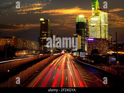 Blick auf den Stadtteil la Defense von Pont de Neuilly Abend, Paris, Frankreich Stockfoto