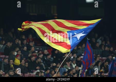 Fans des FC Barcelona winken eine Flagge Kataloniens während der spanischen Cup 2013/2014 Copa del Rey zwischen FC Barcelona und Getafe am 8. Januar 2014 in Barcelona, Spanien. Foto Manuel Blondau / AOP PRESS / DPPI Stockfoto