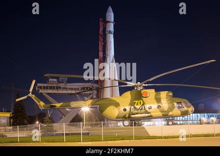 Transport-Kampfhubschrauber Mi-8 und Sowjetische Raumfahrt Trägerrakete Vostock auf der VDNKh in Moskau. VDNKh (All-Russian Exhibition Centre) ist eine ständige Stockfoto