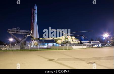 Transport-Kampfhubschrauber Mi-8 und Sowjetische Raumfahrt Trägerrakete Vostock auf der VDNKh in Moskau. VDNKh (All-Russian Exhibition Centre) ist eine ständige Stockfoto