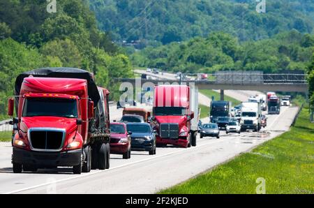 Horizontale Aufnahme des starken zwischenstaatlichen Verkehrs, da die Kraftstoffpreise steigen. Stockfoto