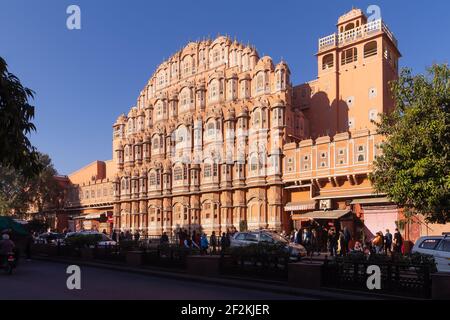 Horizontale Ansicht Von Hawa Mahal Von Der Straße. Stockfoto