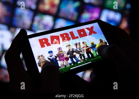 LONDON, UK - März 2021: Person mit einem Smartphone mit Roblox-Spiel-Logo Stockfoto