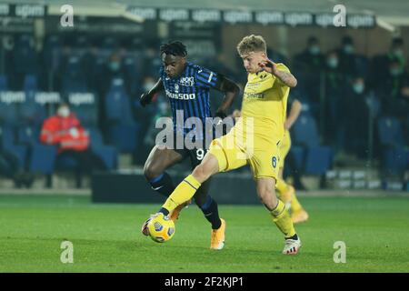 Duvan Zapata von Atalanta und Matteo Lovato von Hellas Verona während der italienischen Meisterschaft Serie A Fußballspiel zwischen Atalanta BC und Hella Verona am 28. November 2020 im Gewiss Stadion in Bergamo, Italien - Foto Morgese-Rossini / DPPI Stockfoto