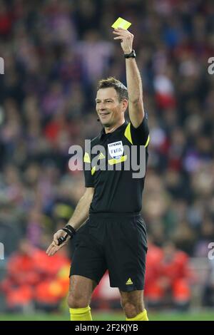 Fußball - UEFA Champions League 2013/2014 - Finale 1/8 - 2nd Leg - Atletico Madrid gegen Mailand ac am 11. März 2014 in Madrid , Spanien - Foto Manuel Blondau / AOP PRESS / DPPI - Schiedsrichter Mark Clattenburg zeigt eine gelbe Karte Stockfoto