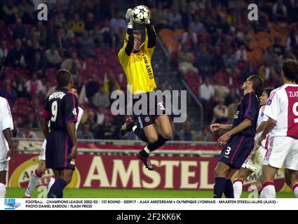 FUSSBALL - CHAMPIONS LEAGUE 2002/03 - 1ST RUNDE - 020917 - AJAX AMSTERDAM / OLYMPIQUE LYONNAIS - MAARTEN STEKELENBURG (AJAX) - FOTO DANIEL BARDOU / FLASH DRÜCKEN Stockfoto