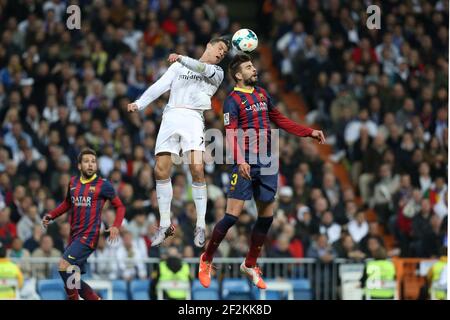 Fußball - Spanische Meisterschaft 2013/2014 - Liga - Real Madrid gegen FC Barcelona am 23. März 2014 im Bernabeu Stadion von Madrid , Spanien - Foto Manuel Blondau / AOP PRESS / DPPI - Cristiano Ronaldo von Real Madrid springt, um einen Header mit Gerard Pique vom FC Barcelona zu gewinnen Stockfoto