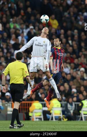 Fußball - Spanische Meisterschaft 2013/2014 - Liga - Real Madrid gegen FC Barcelona am 23. März 2014 im Bernabeu Stadion von Madrid , Spanien - Foto Manuel Blondau / AOP PRESS / DPPI - Cristiano Ronaldo von Real Madrid springt, um einen Header mit Javier Mascherano vom FC Barcelona zu gewinnen Stockfoto