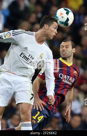 Fußball - Spanische Meisterschaft 2013/2014 - Liga - Real Madrid gegen FC Barcelona am 23. März 2014 im Bernabeu Stadion von Madrid , Spanien - Foto Manuel Blondau / AOP PRESS / DPPI - Cristiano Ronaldo von Real Madrid springt, um einen Header mit Javier Mascherano vom FC Barcelona zu gewinnen Stockfoto