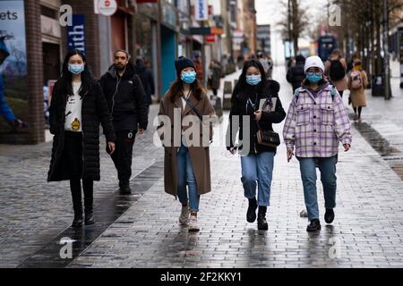 Glasgow, Schottland, Großbritannien. 12. März 2021. An dem Tag, an dem die Covid-19-Sperre in Schottland leicht entspannt ist, bleiben die Straßen im Stadtzentrum von Glasgow fast menschenleer praktisch alle Geschäfte und Cafés sind noch geschlossen. Bild: Chinesische Frauen mit Facemarks laufen entlang einer sehr ruhigen Sauchiehall Street. Iain Masterton/Alamy Live News Stockfoto