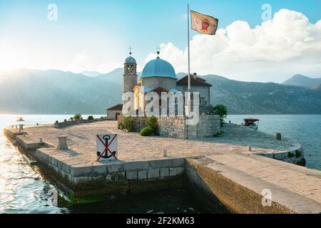 Kirche Unserer Lieben Frau Von Den Felsen Auf Insel In Der Nähe Von Stadt Perast, Kotor Bay, Montenegro Stockfoto