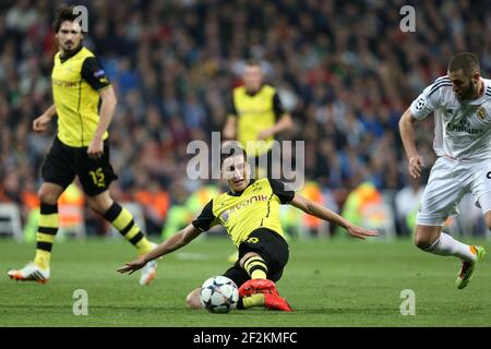 Fußball - UEFA Champions League 2013/2014 - 1/4 Finale - 1st Leg - Real Madrid gegen Borussia Dortmund im Santiago Bernabeu Stadion am 2. April 2014 in Madrid , Spanien - Foto Manuel Blondau / AOP PRESS / DPPI - Nuri Sahin von Borussia Dortmund kontrolliert den Ball unter dem Druck von Karim Benzema von Real Madrid Stockfoto