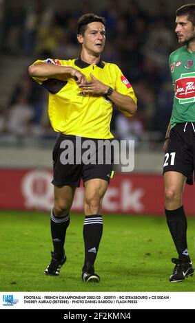 FUSSBALL - FRANZÖSISCHE MEISTERSCHAFT 2002/03 - 020911 - RC STRASBOURG V CS LIMOUSINE - THIERRY AURIAC (SCHIEDSRICHTER) - FOTO DANIEL BARDOU / FLASH DRÜCKEN Stockfoto