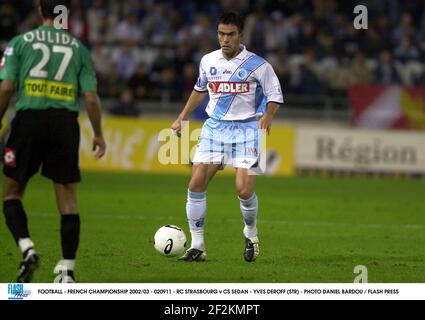 FUSSBALL - FRANZÖSISCHE MEISTERSCHAFT 2002/03 - 020911 - RC STRASBOURG V CS LIMOUSINE - YVES DEROFF (STR) - FOTO DANIEL BARDOU / FLASH DRÜCKEN Stockfoto