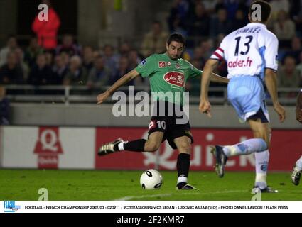 FUSSBALL - FRANZÖSISCHE MEISTERSCHAFT 2002/03 - 020911 - RC STRASBOURG V CS LIMOUSINE - LUDOVIC ASUAR (SED) - FOTO DANIEL BARDOU / FLASH DRÜCKEN Stockfoto