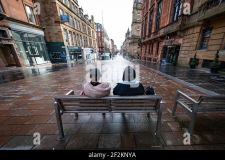 Glasgow, Schottland, Großbritannien. 12. März 2021. An dem Tag, an dem die Covid-19-Sperre in Schottland leicht entspannt ist, bleiben die Straßen im Stadtzentrum von Glasgow fast menschenleer praktisch alle Geschäfte und Cafés sind noch geschlossen. PIC; Buchanan Street ist fast menschenleer. Iain Masterton/Alamy Live News Stockfoto