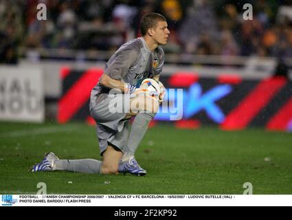 FUSSBALL - SPANISCHE MEISTERSCHAFT 2006/2007 - VALENCIA CF GEGEN FC BARCELONA - 18/02/2007 - LUDOVIC BUTELLE (VAL) - FOTO DANIEL BARDOU / FLASH DRÜCKEN Stockfoto