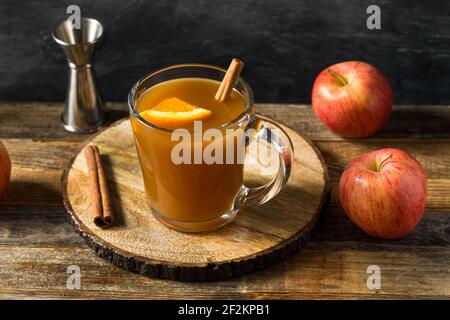 Luftig warmer Apfelwein Cocktail mit Whiskey und Orange Stockfoto