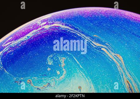 Flüssige Kunst aus buntem Seifenblasenfilm. Trendiges Inkscape verschwommener Hintergrund. Alien Raum Planeten Kunst. Selektiver Fokus. Stockfoto
