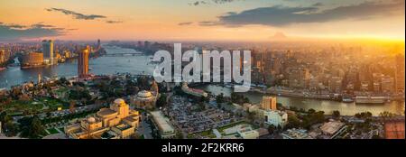 Panorama von Kairo Stadtbild bei Sonnenuntergang von der berühmten Fernsehturm Kairo, Kairo, Ägypten Stockfoto